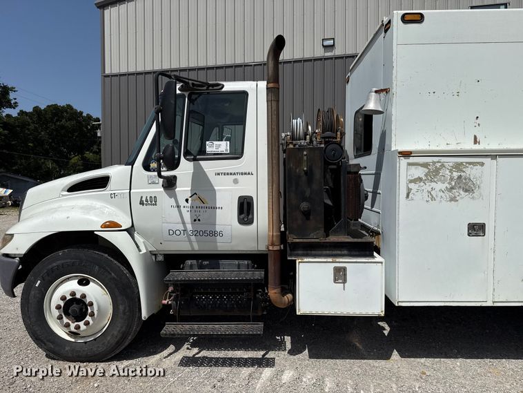 image for item FO4504 2004 International 4400 utility / service truck