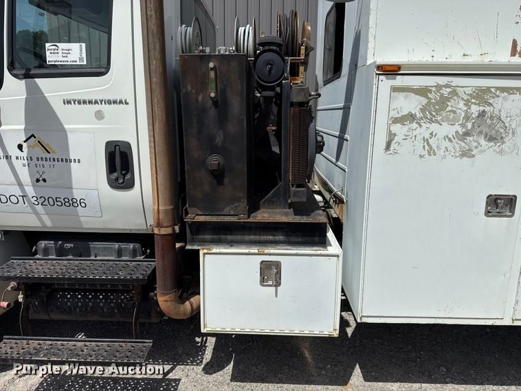 image for item FO4504 2004 International 4400 utility / service truck