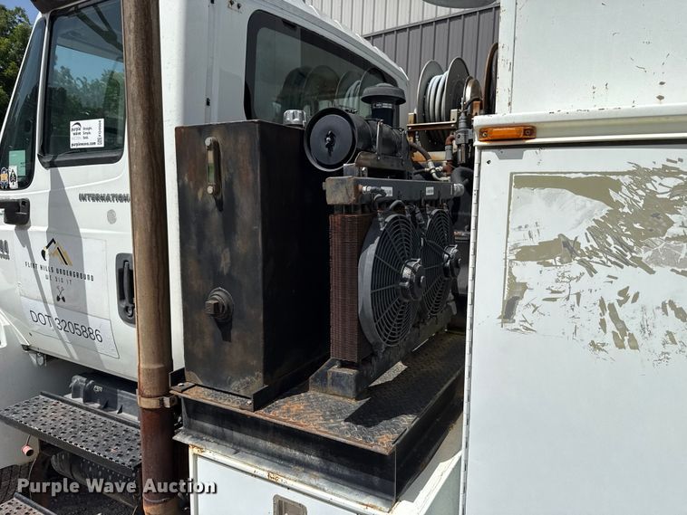 image for item FO4504 2004 International 4400 utility / service truck