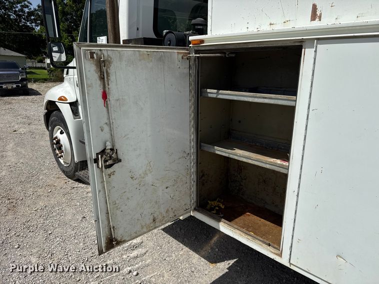 image for item FO4504 2004 International 4400 utility / service truck