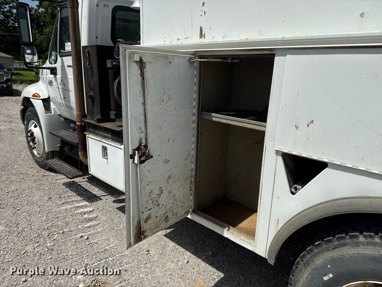 image for item FO4504 2004 International 4400 utility / service truck
