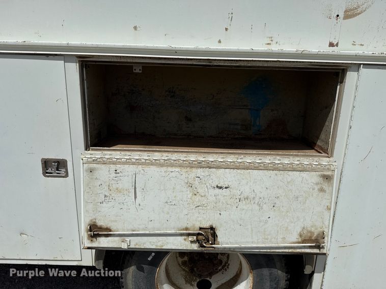 image for item FO4504 2004 International 4400 utility / service truck