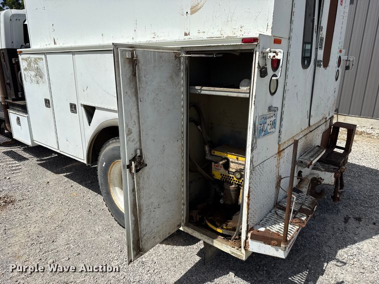 image for item FO4504 2004 International 4400 utility / service truck