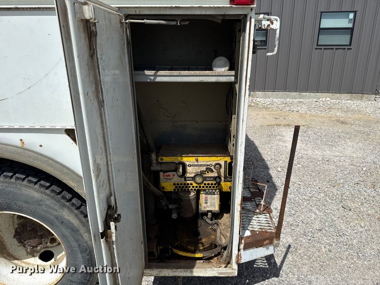 image for item FO4504 2004 International 4400 utility / service truck