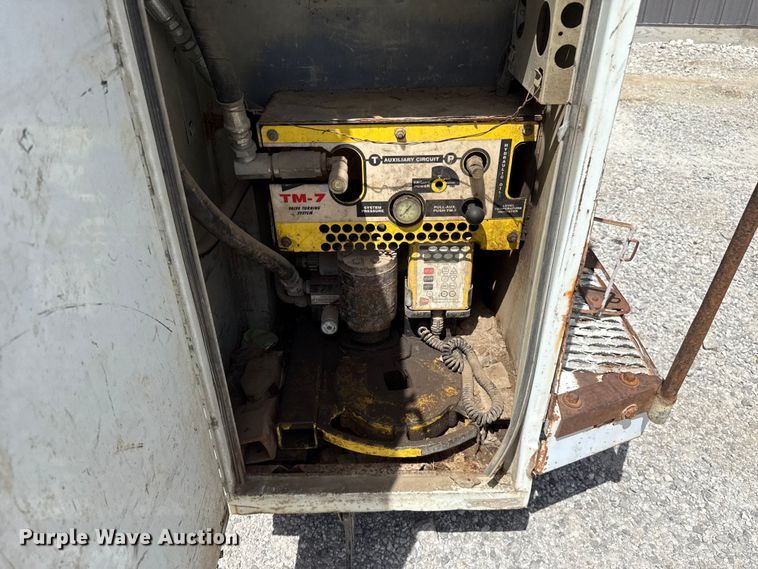 image for item FO4504 2004 International 4400 utility / service truck