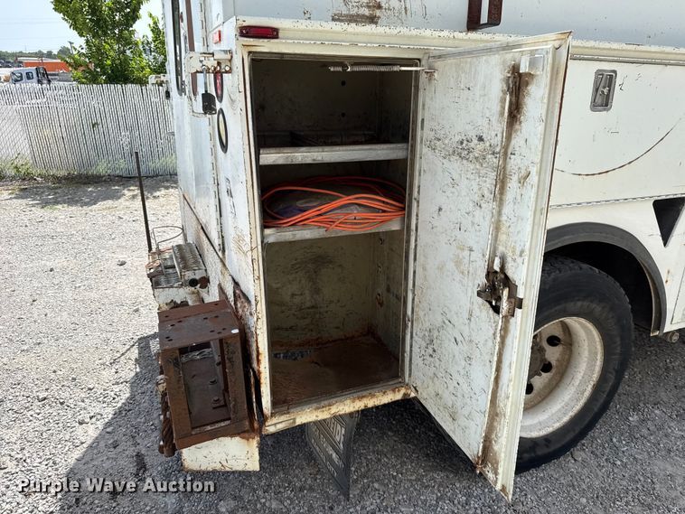 image for item FO4504 2004 International 4400 utility / service truck