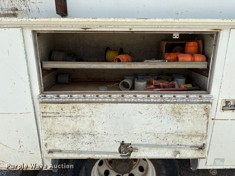 image for item FO4504 2004 International 4400 utility / service truck