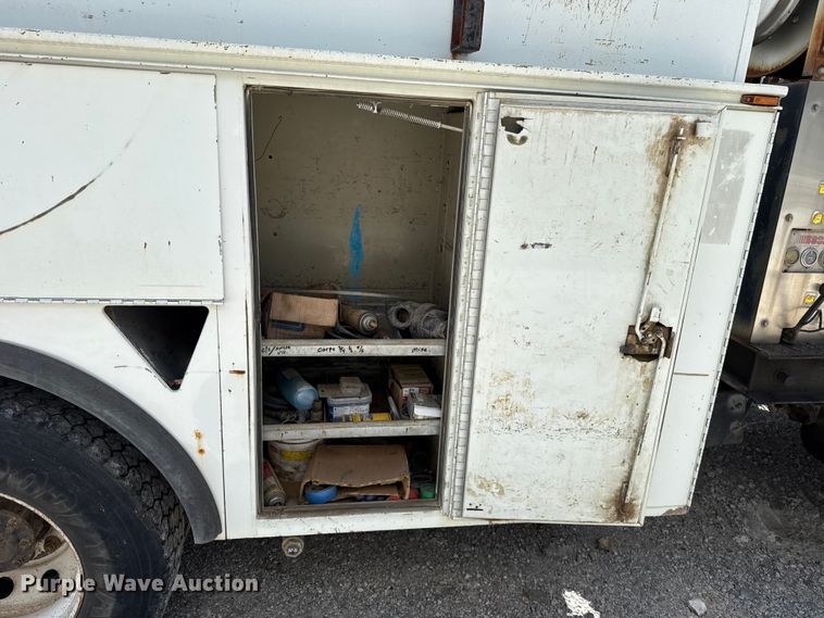 image for item FO4504 2004 International 4400 utility / service truck