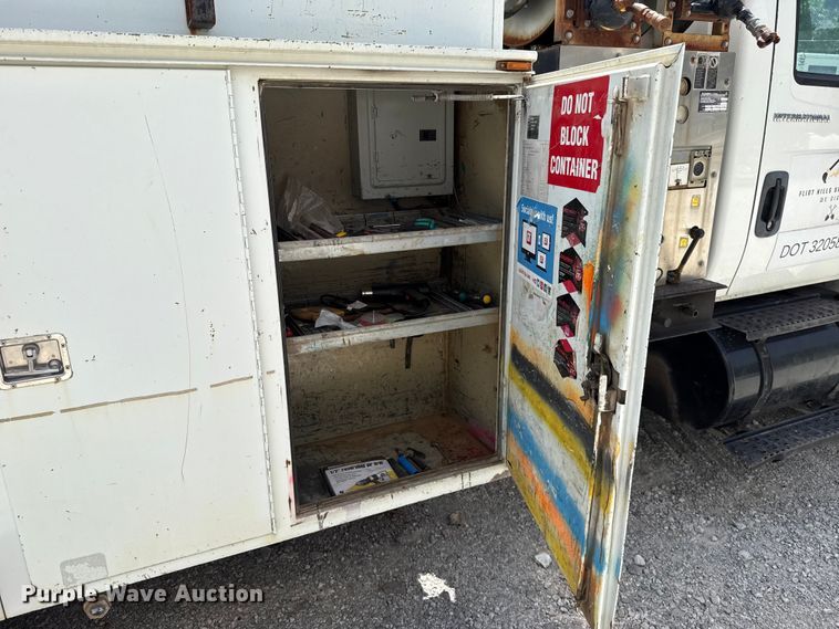 image for item FO4504 2004 International 4400 utility / service truck