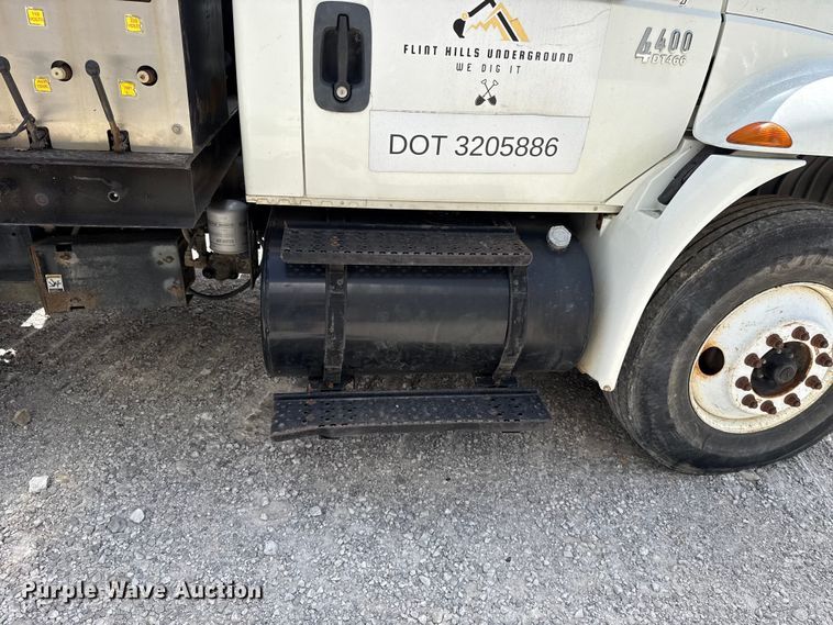image for item FO4504 2004 International 4400 utility / service truck