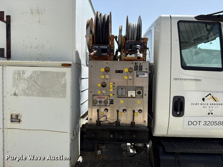 image for item FO4504 2004 International 4400 utility / service truck