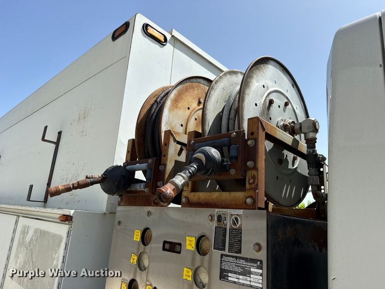 image for item FO4504 2004 International 4400 utility / service truck