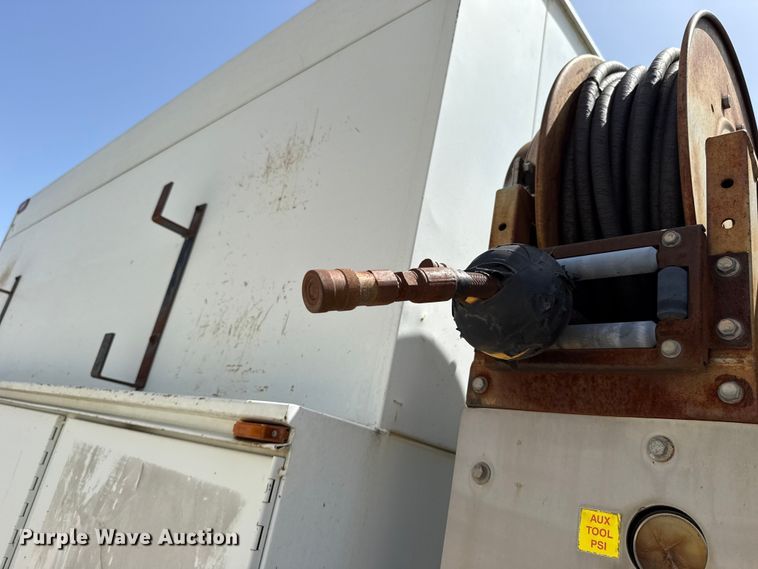 image for item FO4504 2004 International 4400 utility / service truck