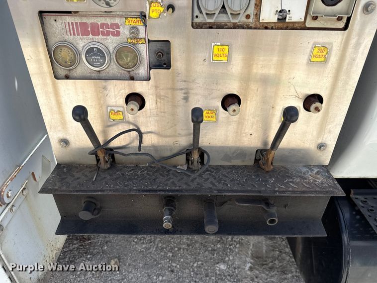 image for item FO4504 2004 International 4400 utility / service truck