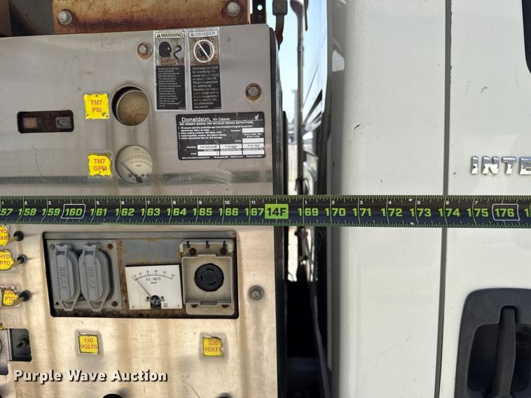 image for item FO4504 2004 International 4400 utility / service truck