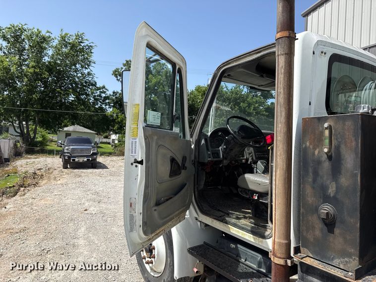image for item FO4504 2004 International 4400 utility / service truck