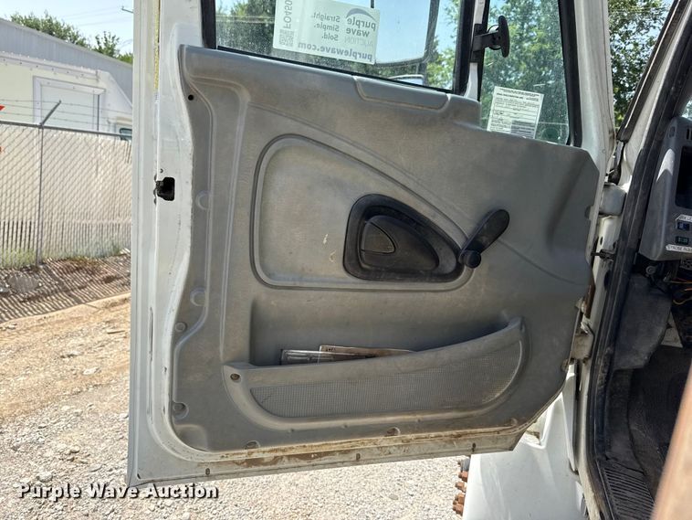 image for item FO4504 2004 International 4400 utility / service truck