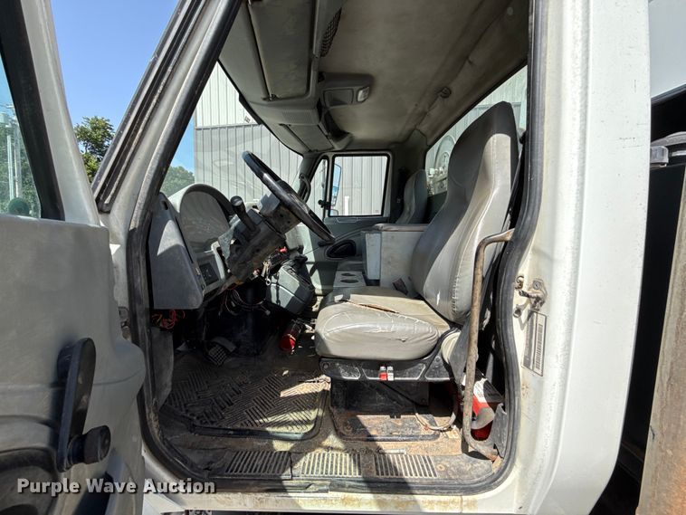 image for item FO4504 2004 International 4400 utility / service truck