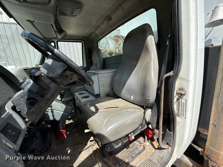 image for item FO4504 2004 International 4400 utility / service truck