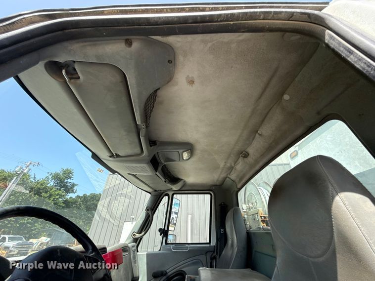 image for item FO4504 2004 International 4400 utility / service truck