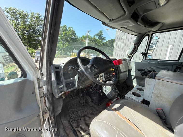 image for item FO4504 2004 International 4400 utility / service truck