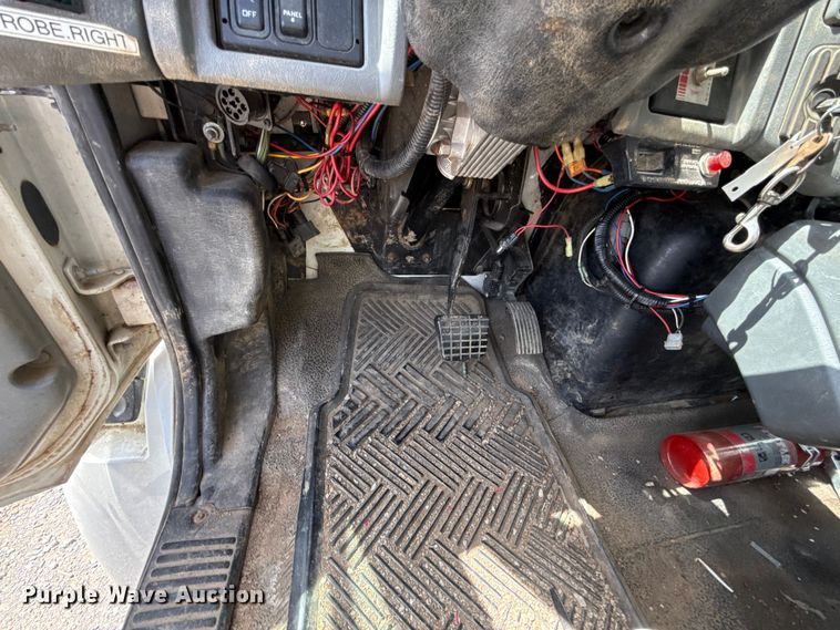 image for item FO4504 2004 International 4400 utility / service truck