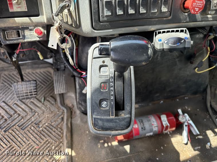 image for item FO4504 2004 International 4400 utility / service truck