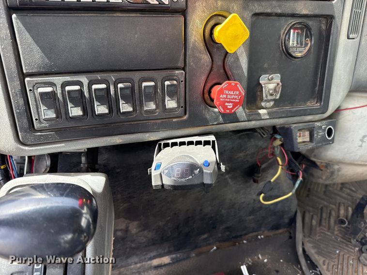image for item FO4504 2004 International 4400 utility / service truck