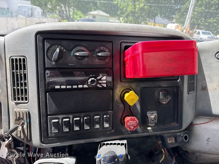 image for item FO4504 2004 International 4400 utility / service truck