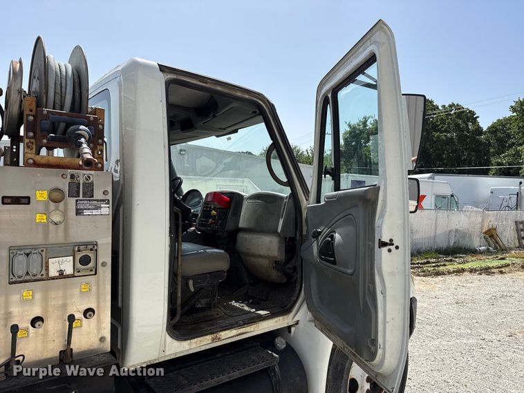 image for item FO4504 2004 International 4400 utility / service truck
