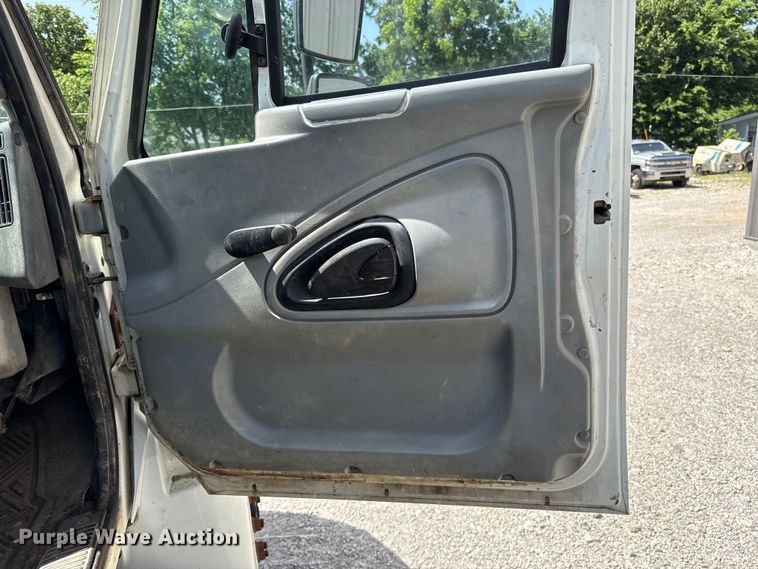 image for item FO4504 2004 International 4400 utility / service truck