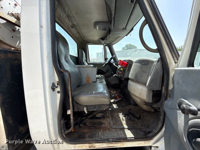 image for item FO4504 2004 International 4400 utility / service truck
