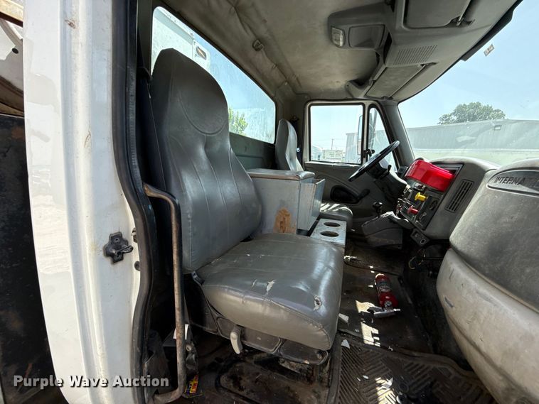 image for item FO4504 2004 International 4400 utility / service truck