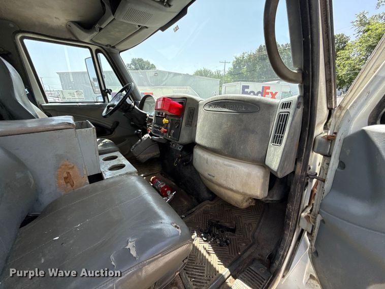 image for item FO4504 2004 International 4400 utility / service truck
