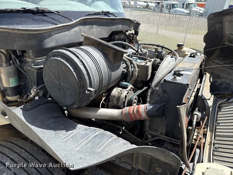 image for item FO4504 2004 International 4400 utility / service truck