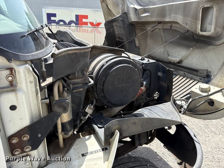 image for item FO4504 2004 International 4400 utility / service truck