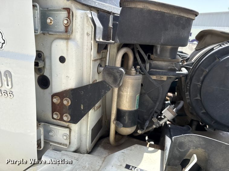 image for item FO4504 2004 International 4400 utility / service truck