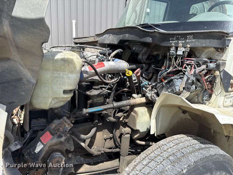 image for item FO4504 2004 International 4400 utility / service truck