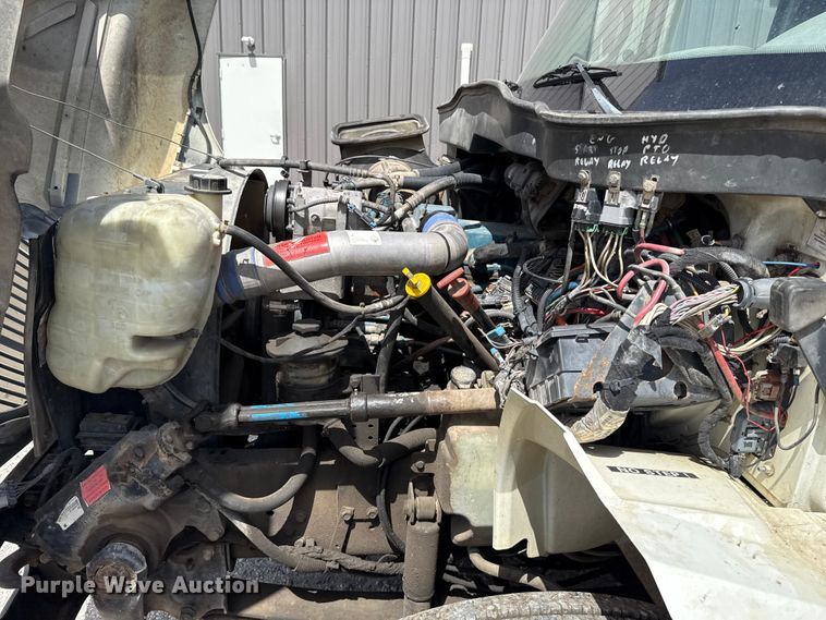image for item FO4504 2004 International 4400 utility / service truck