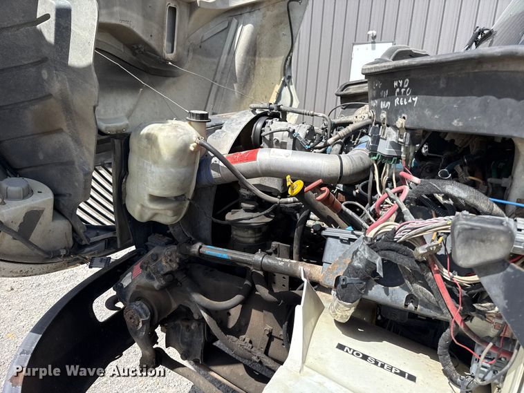 image for item FO4504 2004 International 4400 utility / service truck