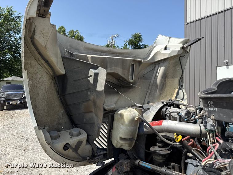 image for item FO4504 2004 International 4400 utility / service truck