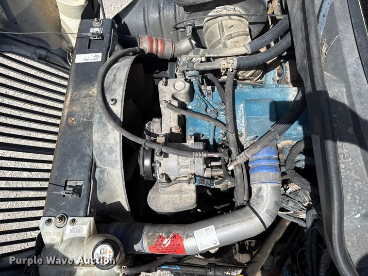 image for item FO4504 2004 International 4400 utility / service truck