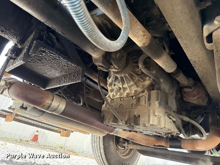 image for item FO4504 2004 International 4400 utility / service truck