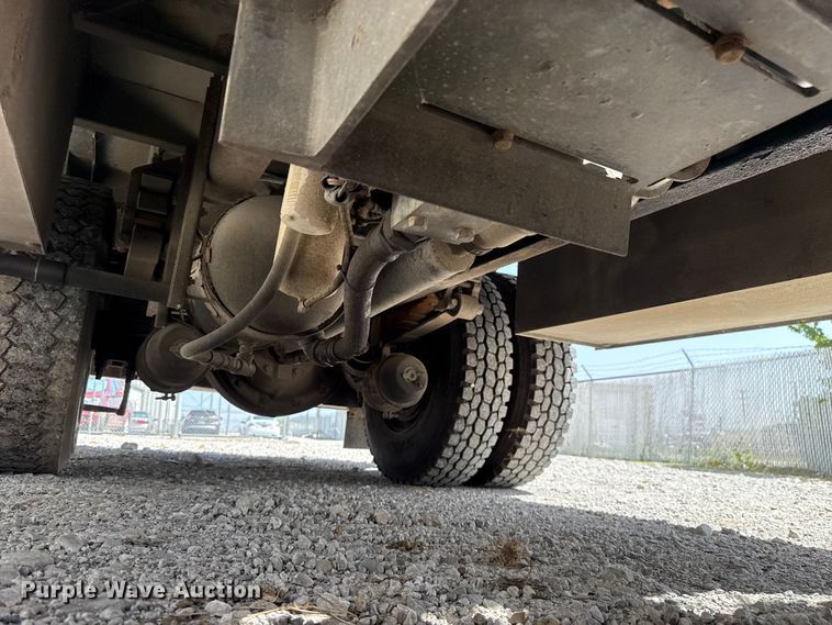 image for item FO4504 2004 International 4400 utility / service truck