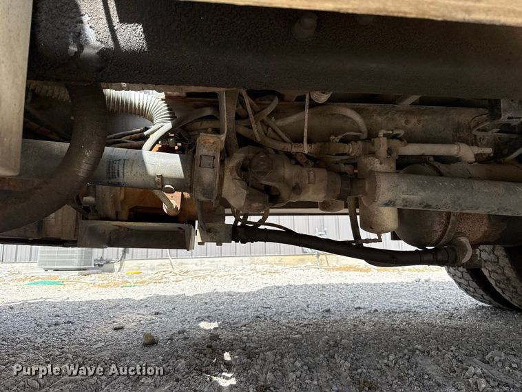 image for item FO4504 2004 International 4400 utility / service truck