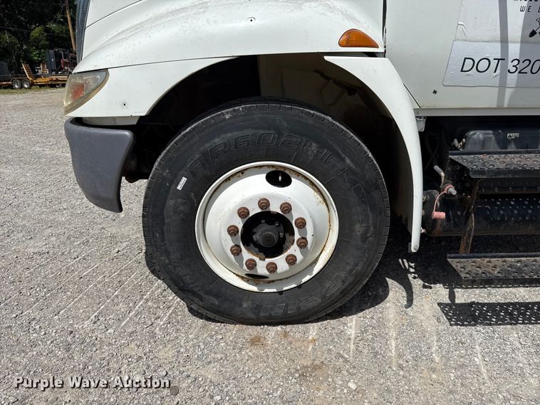 image for item FO4504 2004 International 4400 utility / service truck