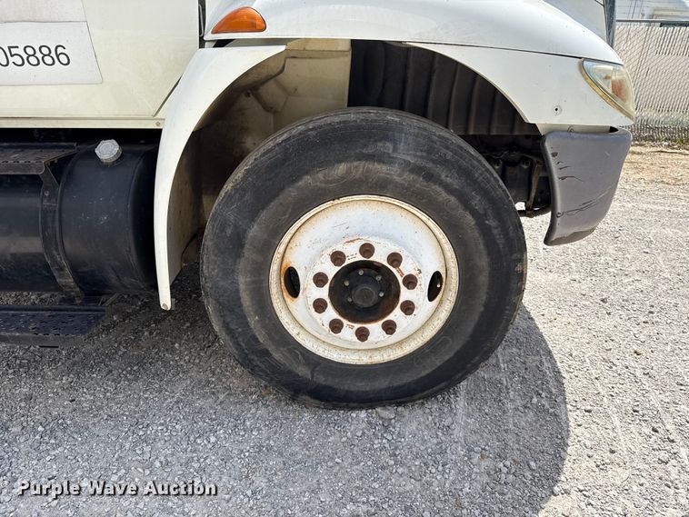 image for item FO4504 2004 International 4400 utility / service truck