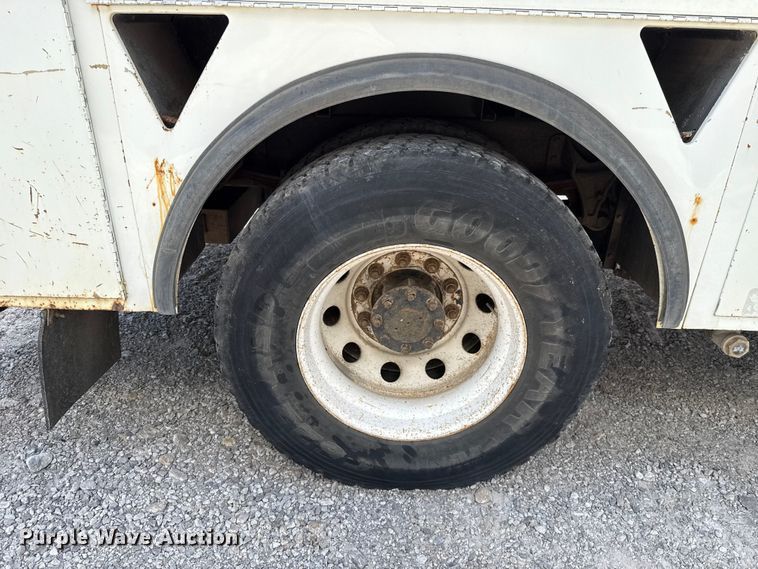 image for item FO4504 2004 International 4400 utility / service truck