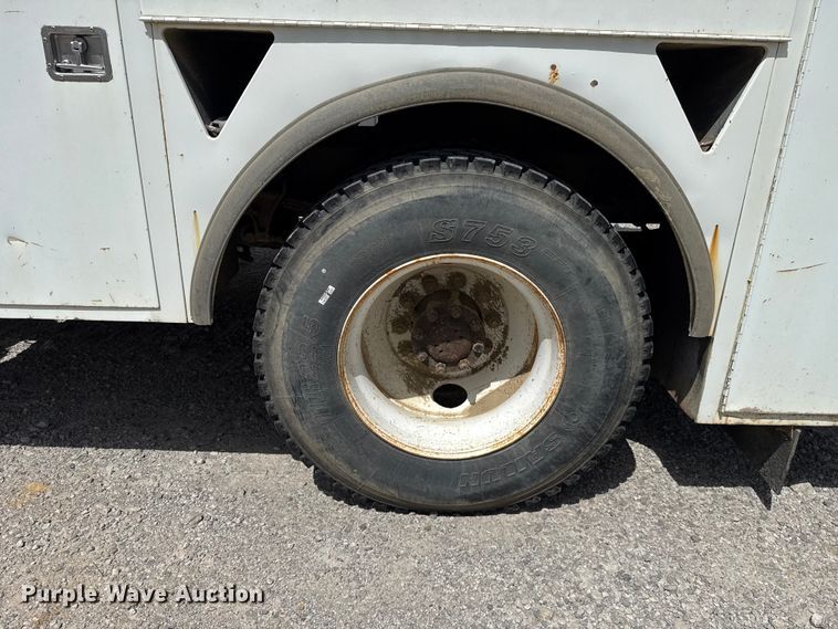 image for item FO4504 2004 International 4400 utility / service truck