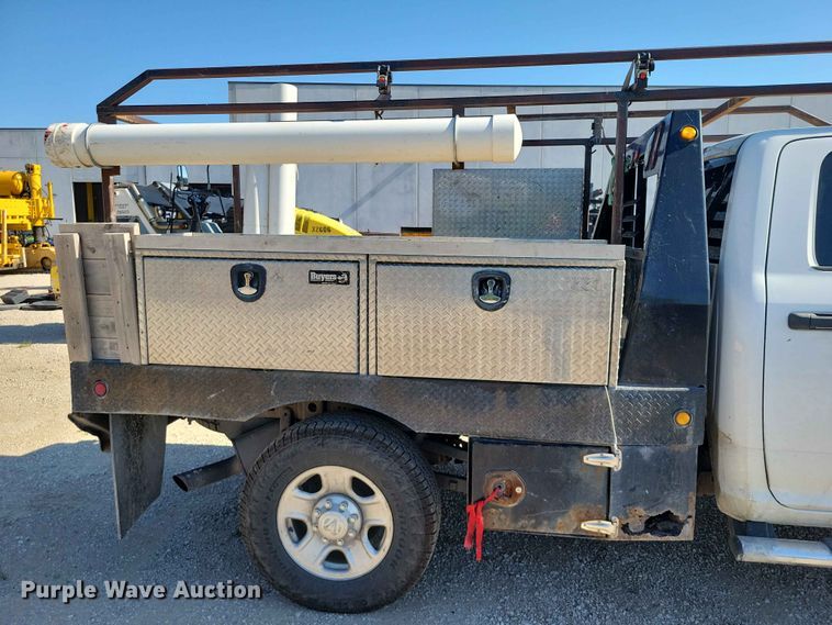 image for item FU0032 2018 RAM 2500 Crew Cab flatbed pickup truck